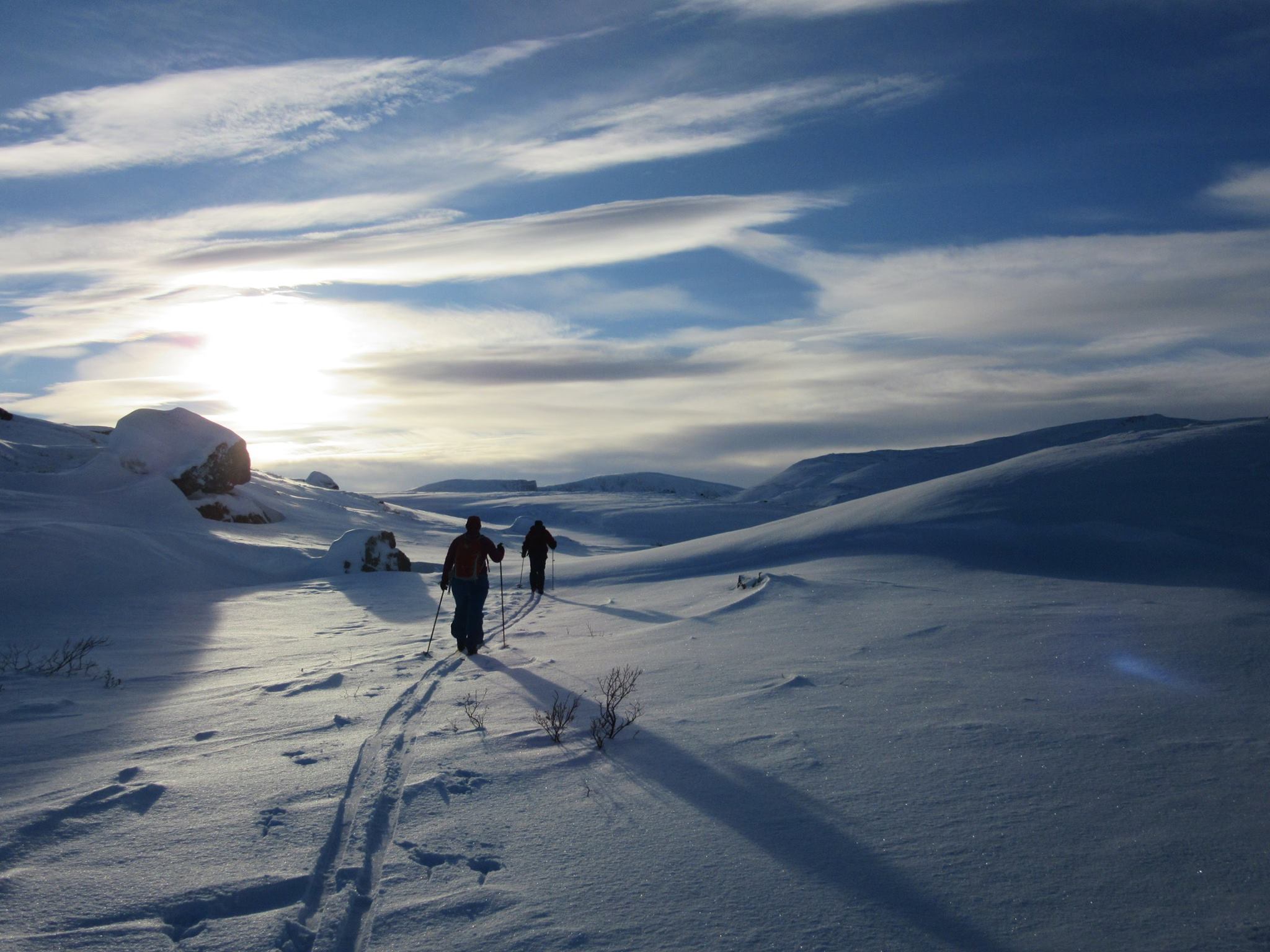 Bilde av to som går på ski i fjellet